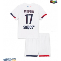 Otroški Nogometni dresi Paris Saint-Germain Vitinha #17 Gostujoči 2025-26 Kratek Rokav (+ Kratke hlače)